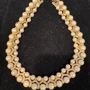 Elegant Gold and Cream Pearl Necklace